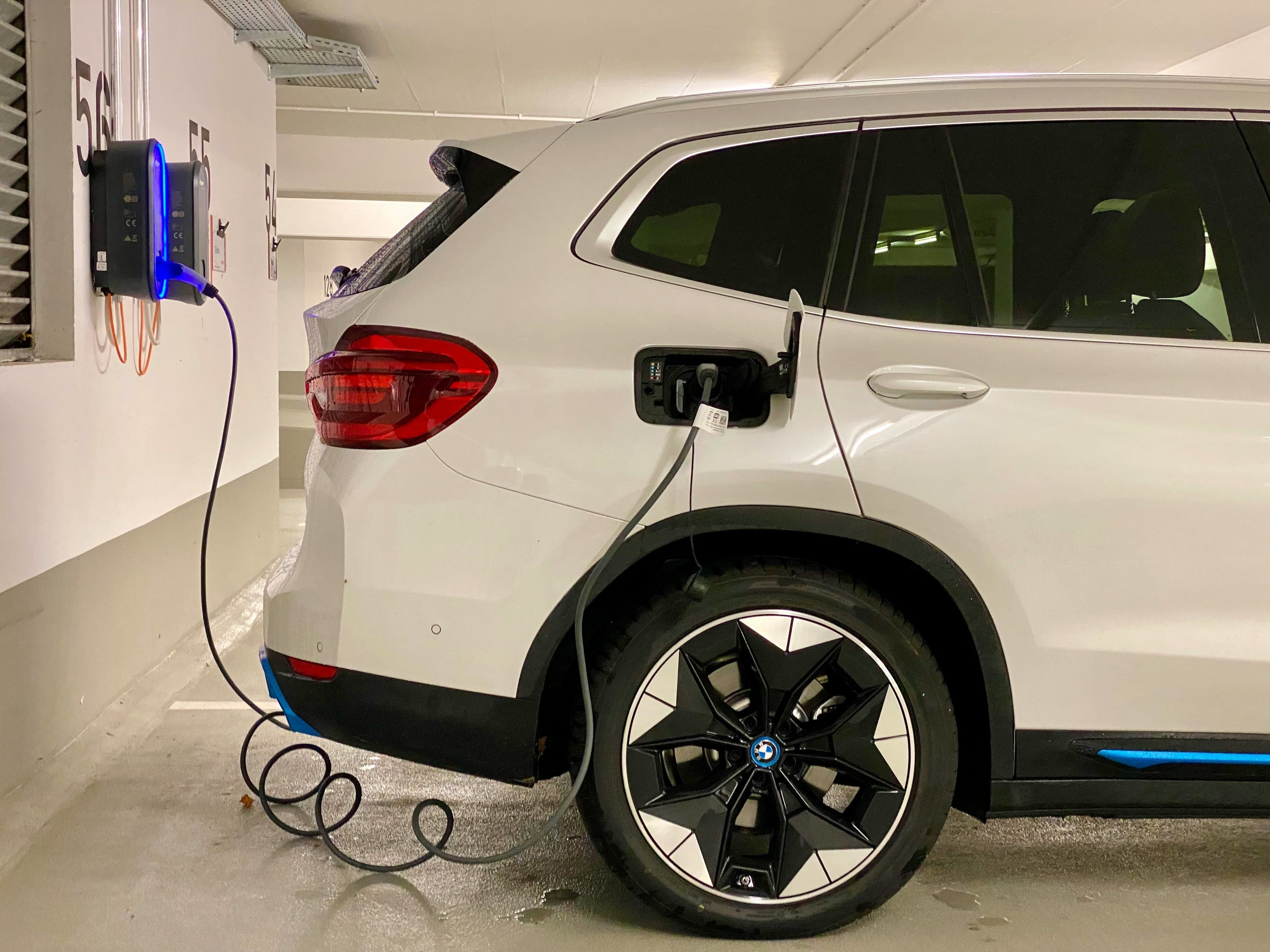 Mobilus įkroviklis ar wallbox – ką rinktis namų įkrovimui?