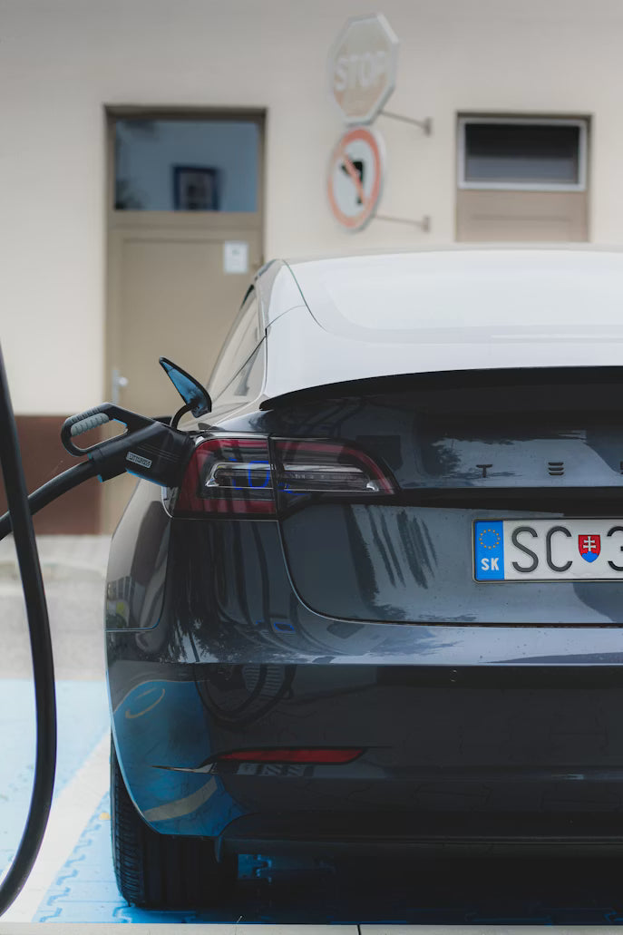 Kaip įkrauti Tesla ne Supercharger stotelėje – viskas ką reikia žinoti